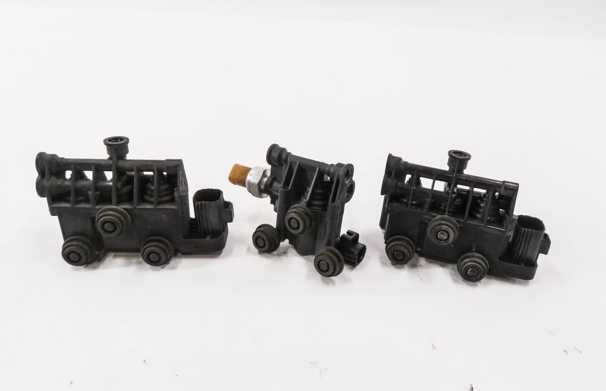 Thumbnail 2: 2010 RANGE ROVER SPORT (L320) AIR SUSPENSION VALVE BLOCK SET-3