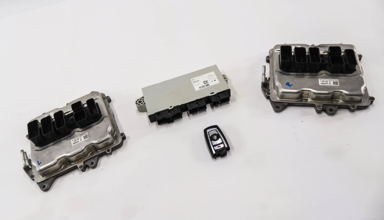 Thumbnail 10: 2016 BMW M6 ///M (F06) 4.4L S63T ENGINE ECM DME CAS4 IMMOBILIZER MODULE KEY SET
