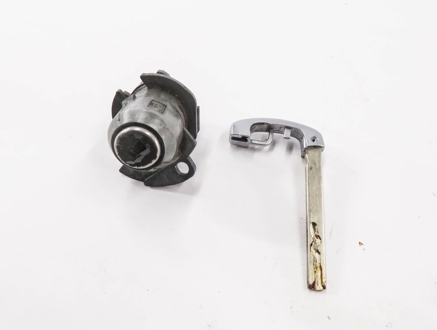 2016 BMW M6 ///M (F06) LEFT FRONT DRIVER DOOR LOCK CYLINDER w/ KEY