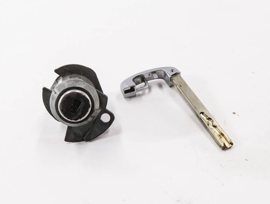 Thumbnail 2: 2016 BMW M6 ///M (F06) LEFT FRONT DRIVER DOOR LOCK CYLINDER w/ KEY