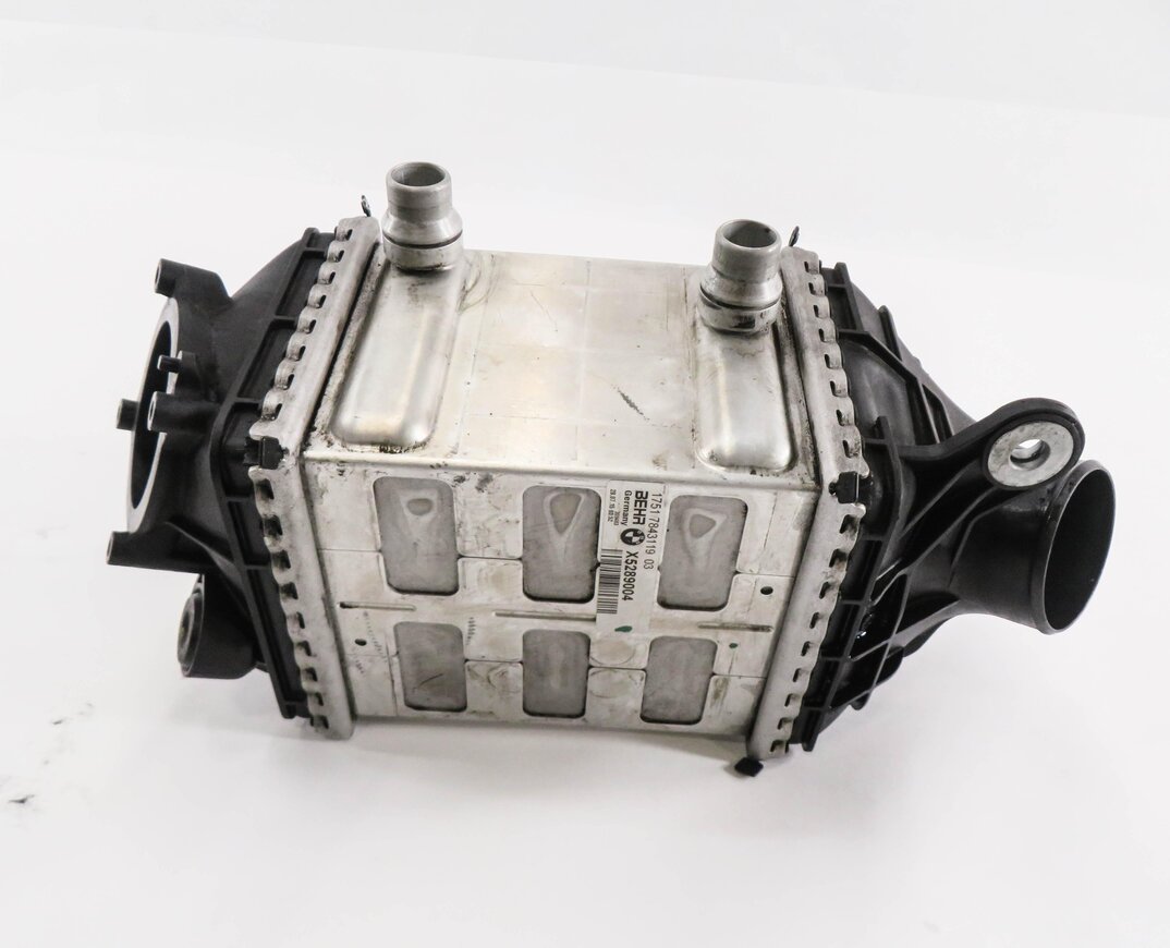 Thumbnail 2: 2012-2019 BMW M5 M6 ///M (F06 F12 F13) 4.4L S63 V8 ENGINE - RIGHT INTERCOOLER