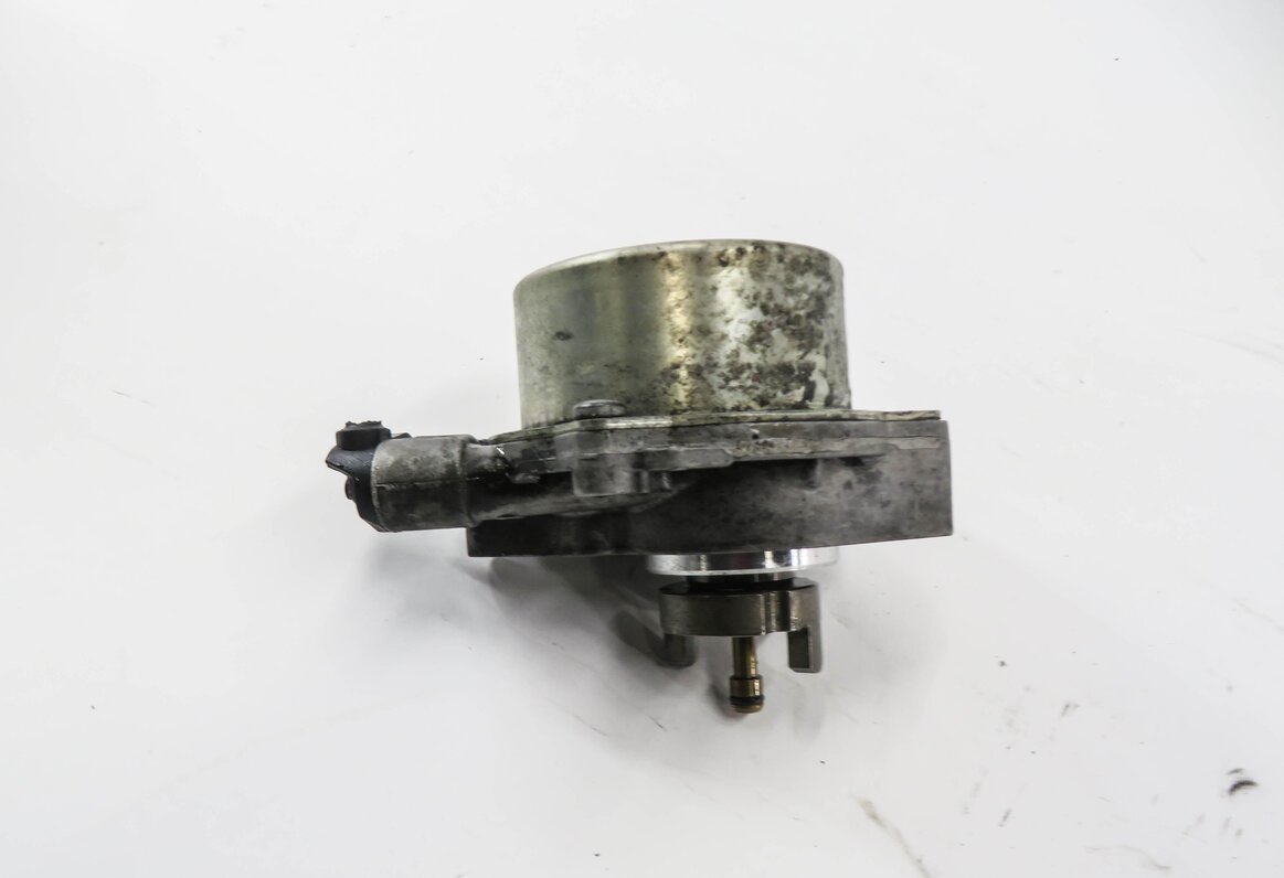 Thumbnail 2: 2010-2019 RANGE ROVER SPORT LR4 JAGUAR XE XF XK - 3.0L / 5.0L BRAKE VACUUM PUMP