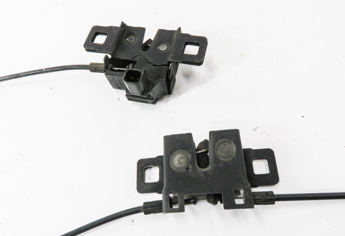 Thumbnail 4: 2011 RANGE ROVER SPORT (L320) FRONT LOWER HOOD LOCK LATCH SET-2 w/ CABLE