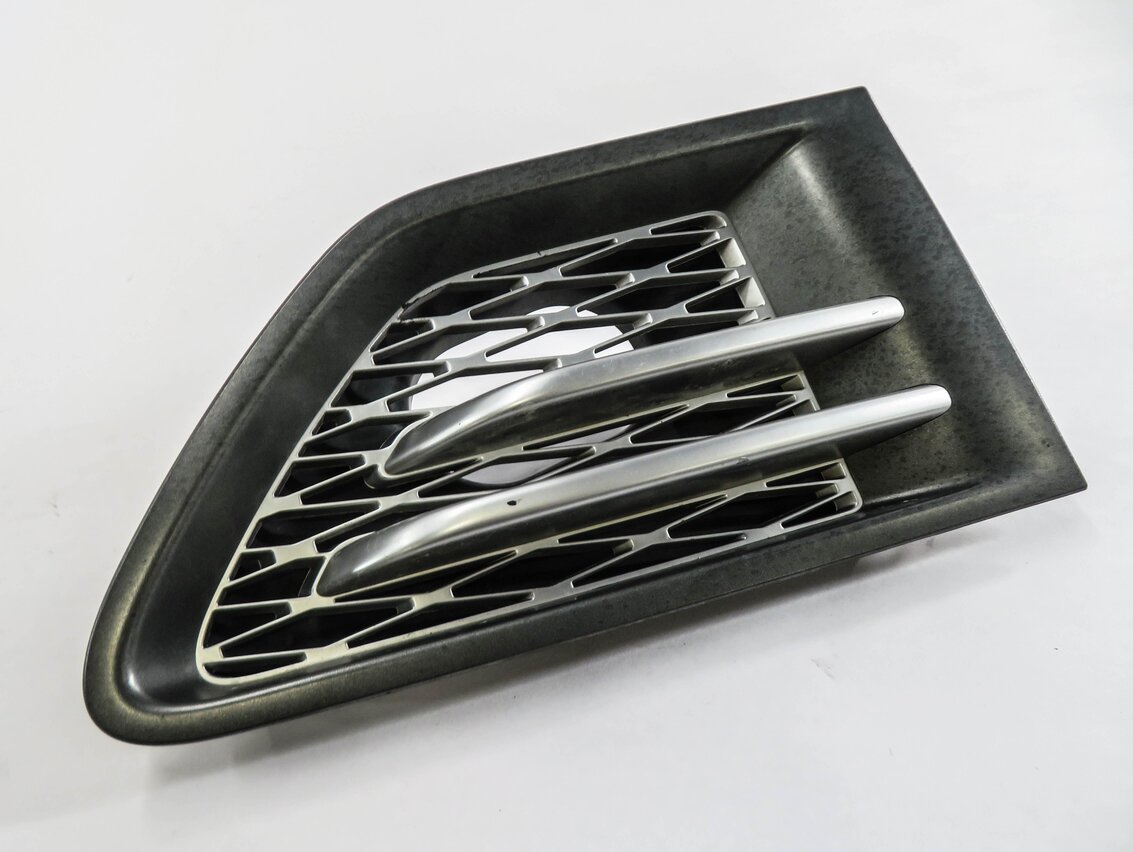 Thumbnail 2: 2011 RANGE ROVER SPORT (L320) RIGHT PASSENGER FENDER AIR VENT GRILLE