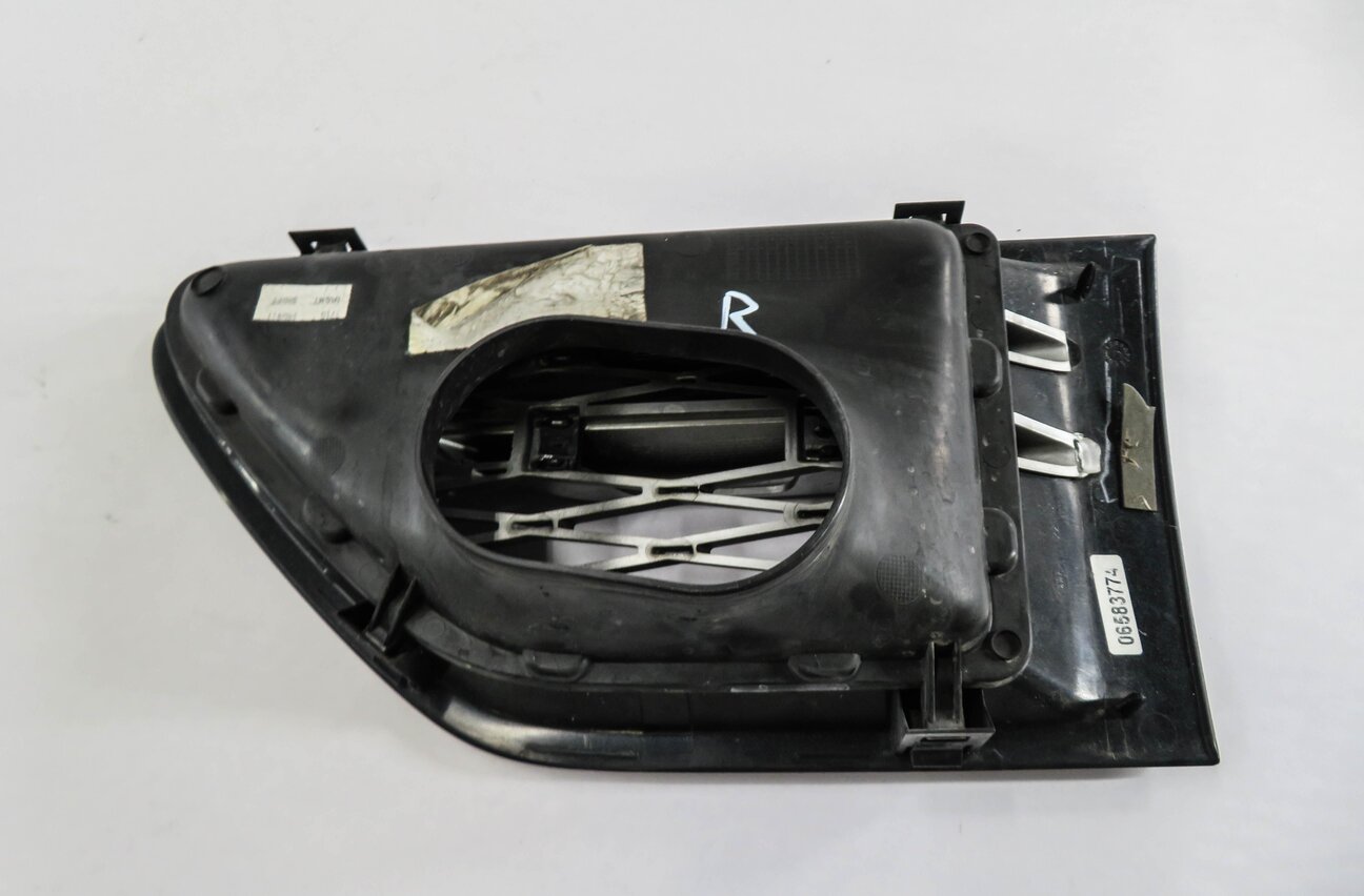 Thumbnail 3: 2011 RANGE ROVER SPORT (L320) RIGHT PASSENGER FENDER AIR VENT GRILLE