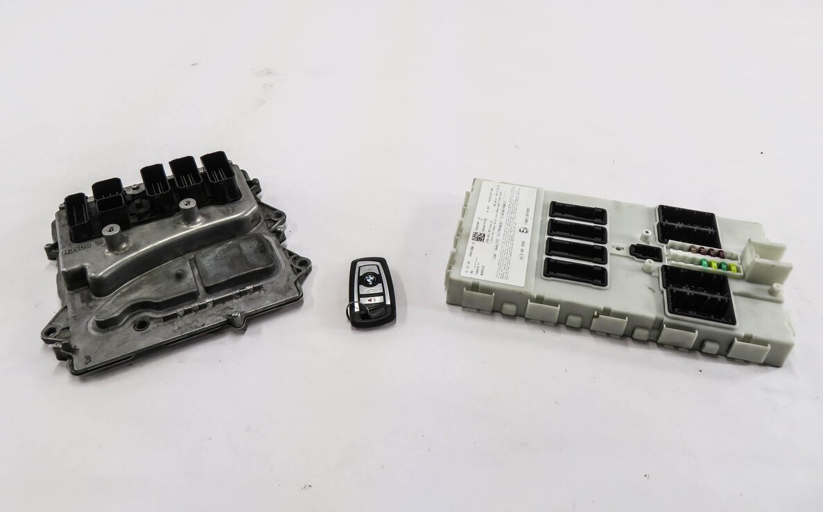 Thumbnail 2: 2015-2018 BMW M3 M4 (F80 F82) 3.0L S55 ENGINE DME BCM IMMOBILIZER MODULE KEY SET