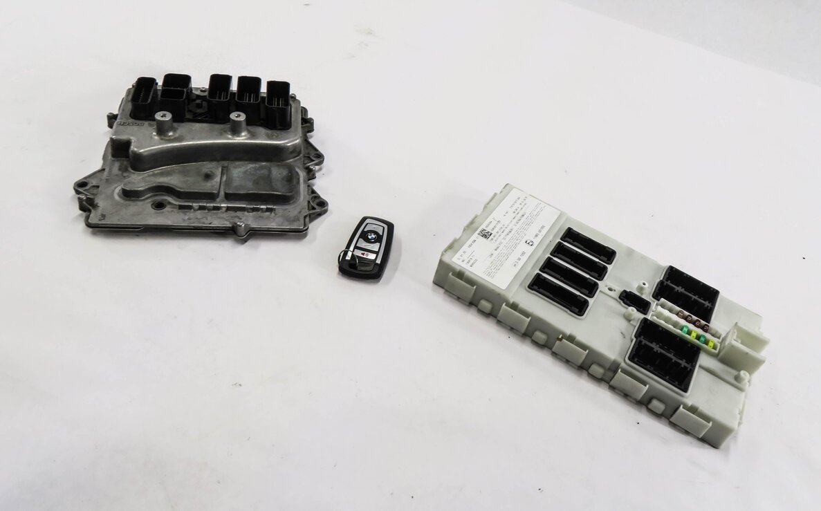 Thumbnail 3: 2015-2018 BMW M3 M4 (F80 F82) 3.0L S55 ENGINE DME BCM IMMOBILIZER MODULE KEY SET