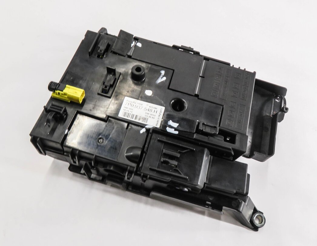 Thumbnail 1: 2014 PORSCHE CAYENNE (958) FRONT BATTERY JUNCTION FUSE BOX