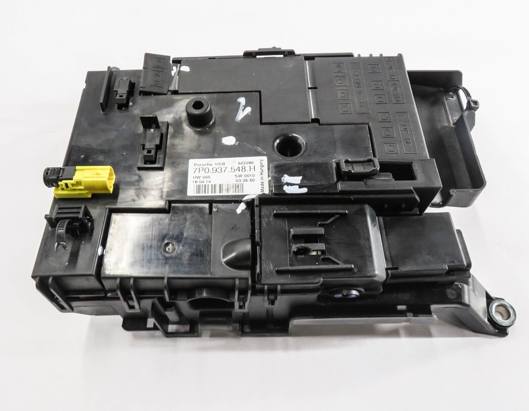 Thumbnail 2: 2014 PORSCHE CAYENNE (958) FRONT BATTERY JUNCTION FUSE BOX