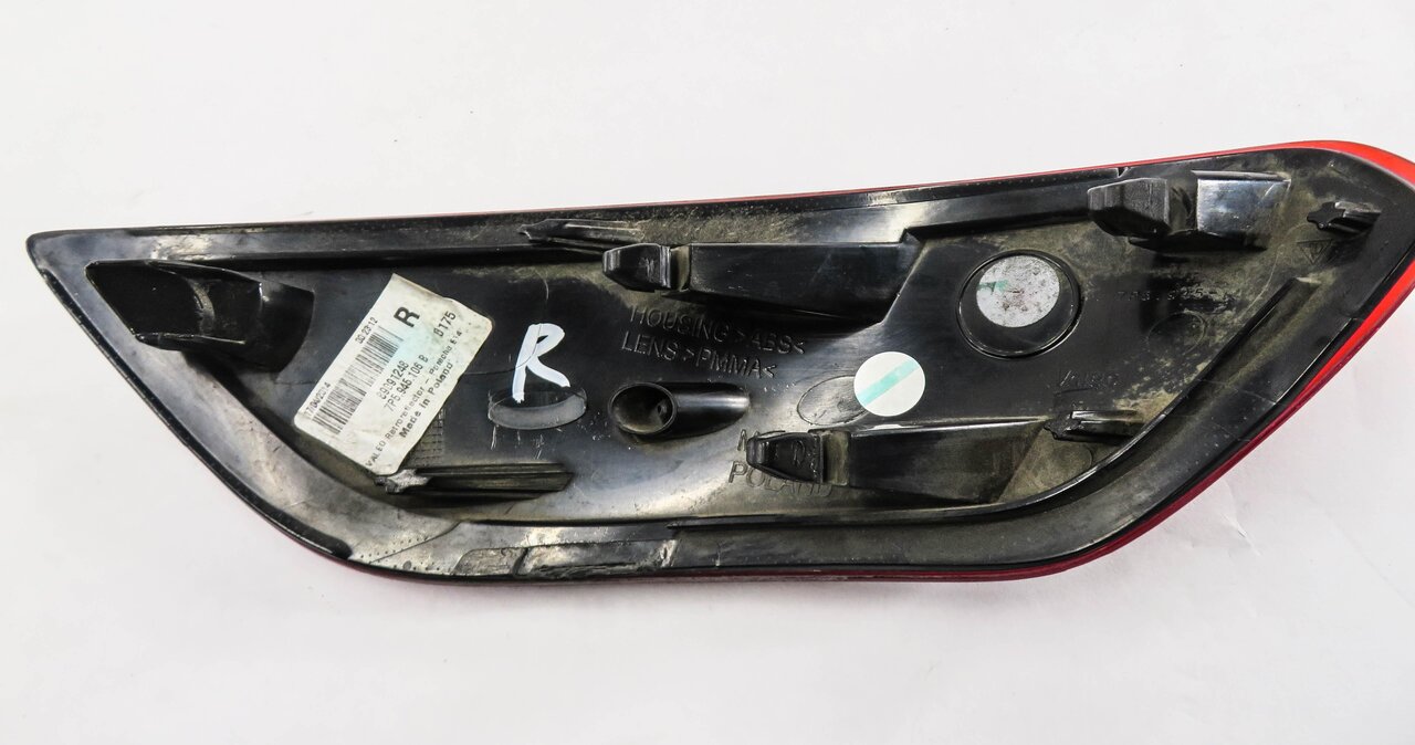 Thumbnail 3: 2014 PORSCHE CAYENNE (958) RIGHT PASSENGER REAR BUMPER REFLECTOR