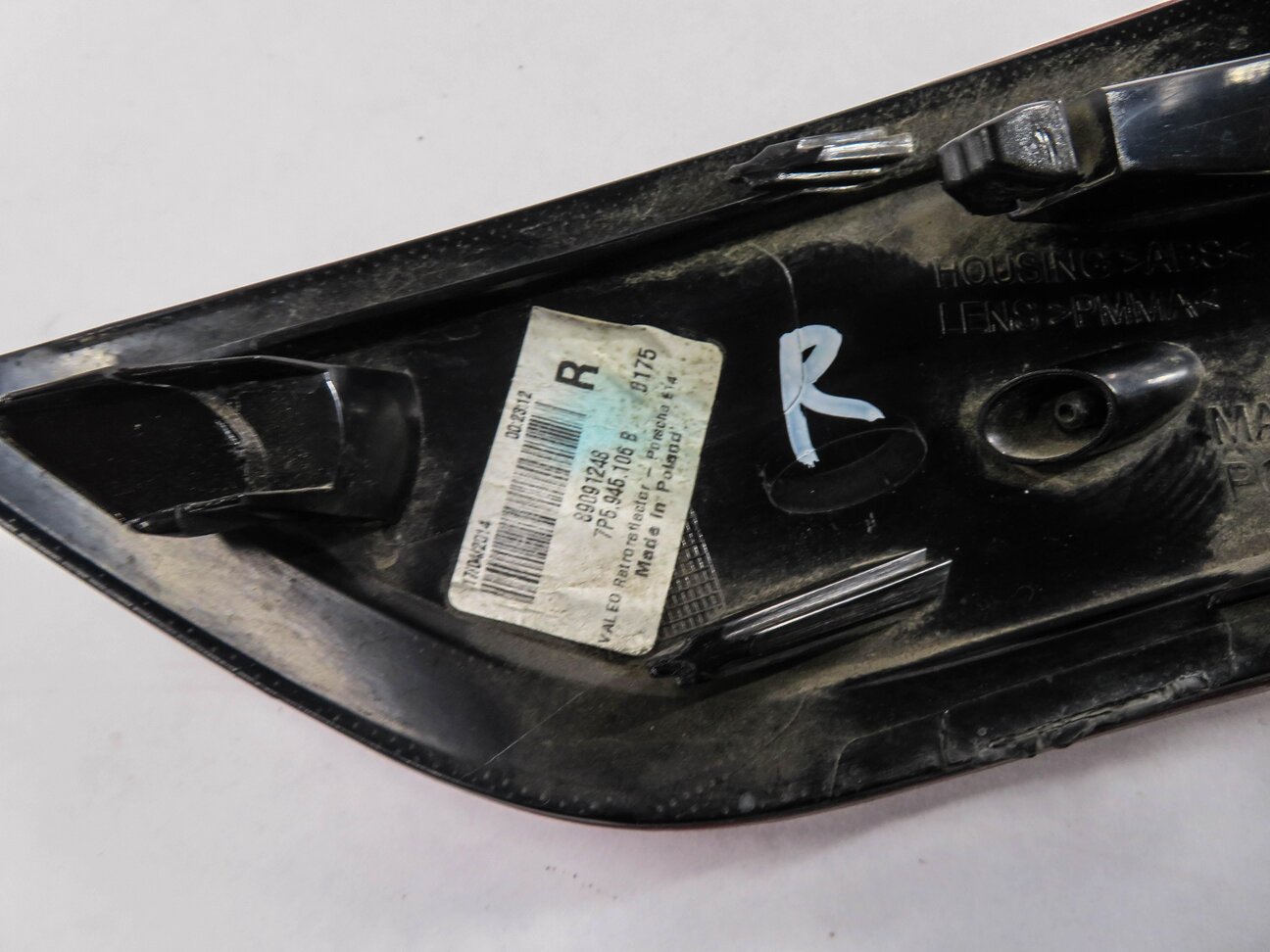 Thumbnail 4: 2014 PORSCHE CAYENNE (958) RIGHT PASSENGER REAR BUMPER REFLECTOR