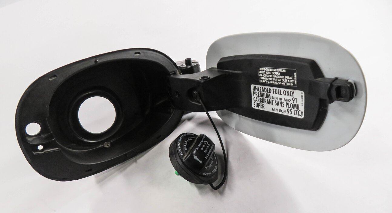 Thumbnail 2: 2011-2018 PORSCHE CAYENNE E-HYBRID (958) FUEL TANK DOOR HOUSING LID (WHITE 2Y)