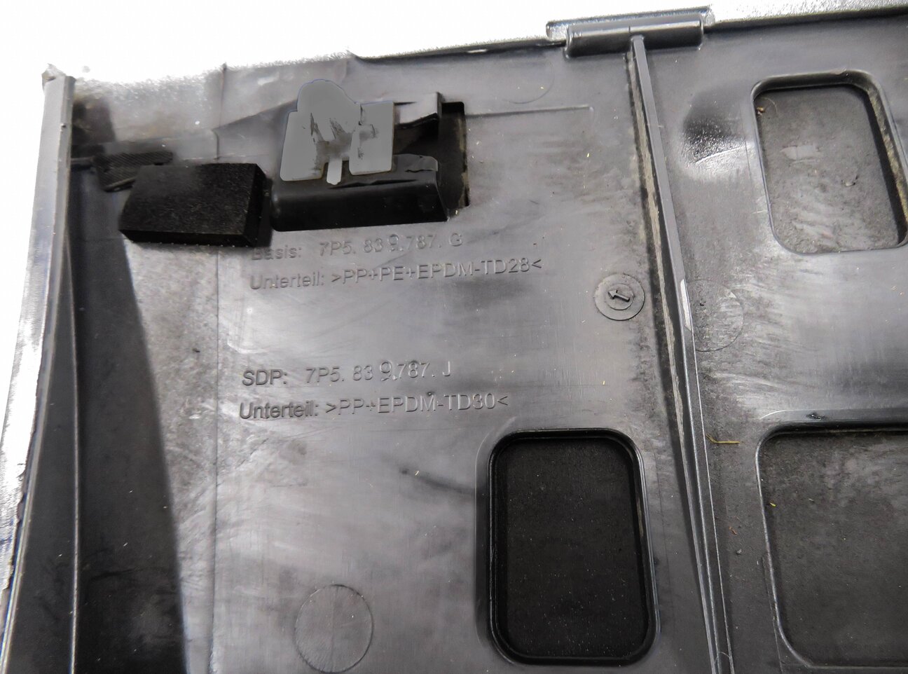 Thumbnail 5: 2014 PORSCHE CAYENNE (958) REAR SEAT CENTER ARMREST CUP HOLDER (BLACK LEATHER)