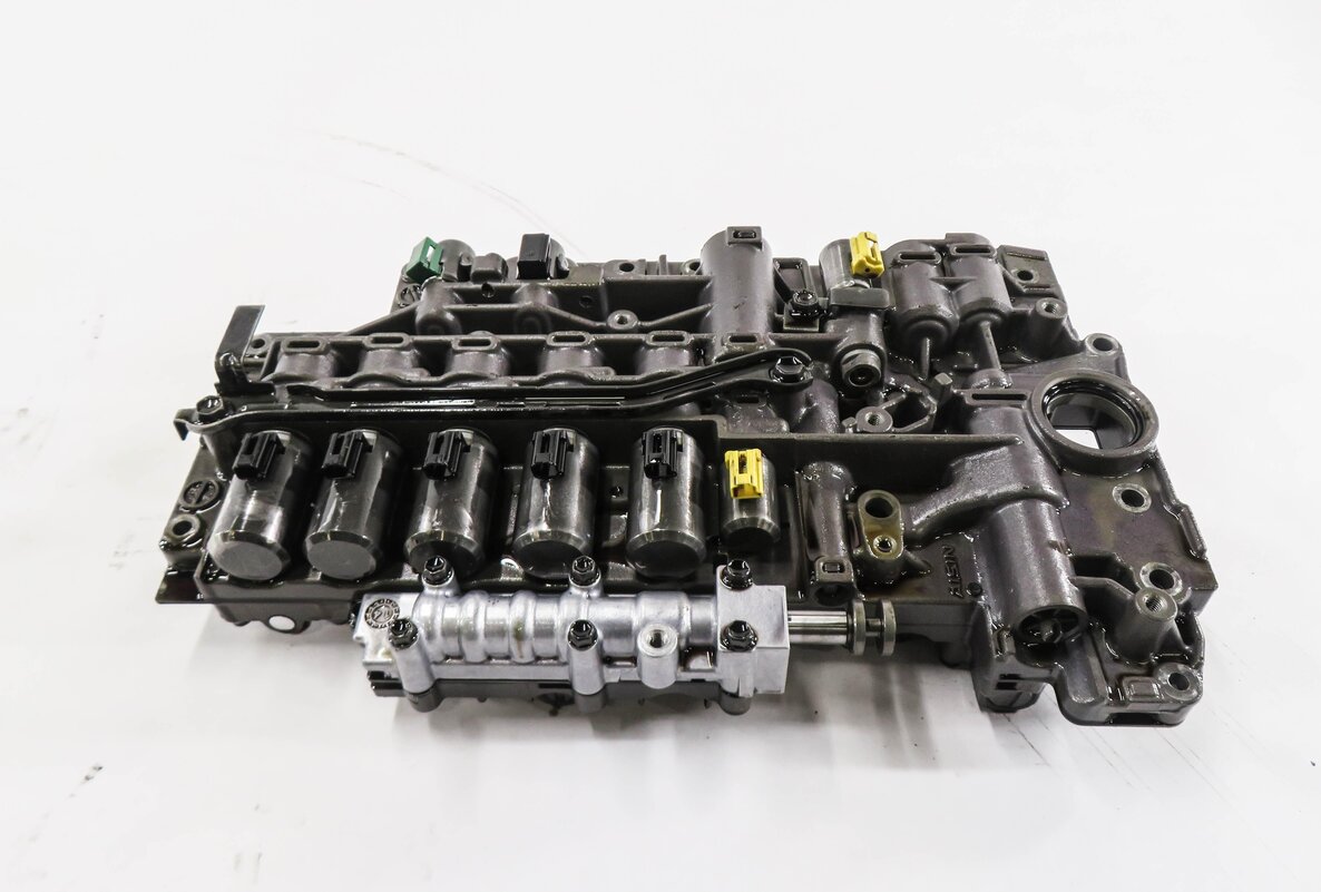 Thumbnail 2: 2011-2018 PORSCHE CAYENNE (958) S / GTS / BASE - TRANSMISSION VALVE BODY