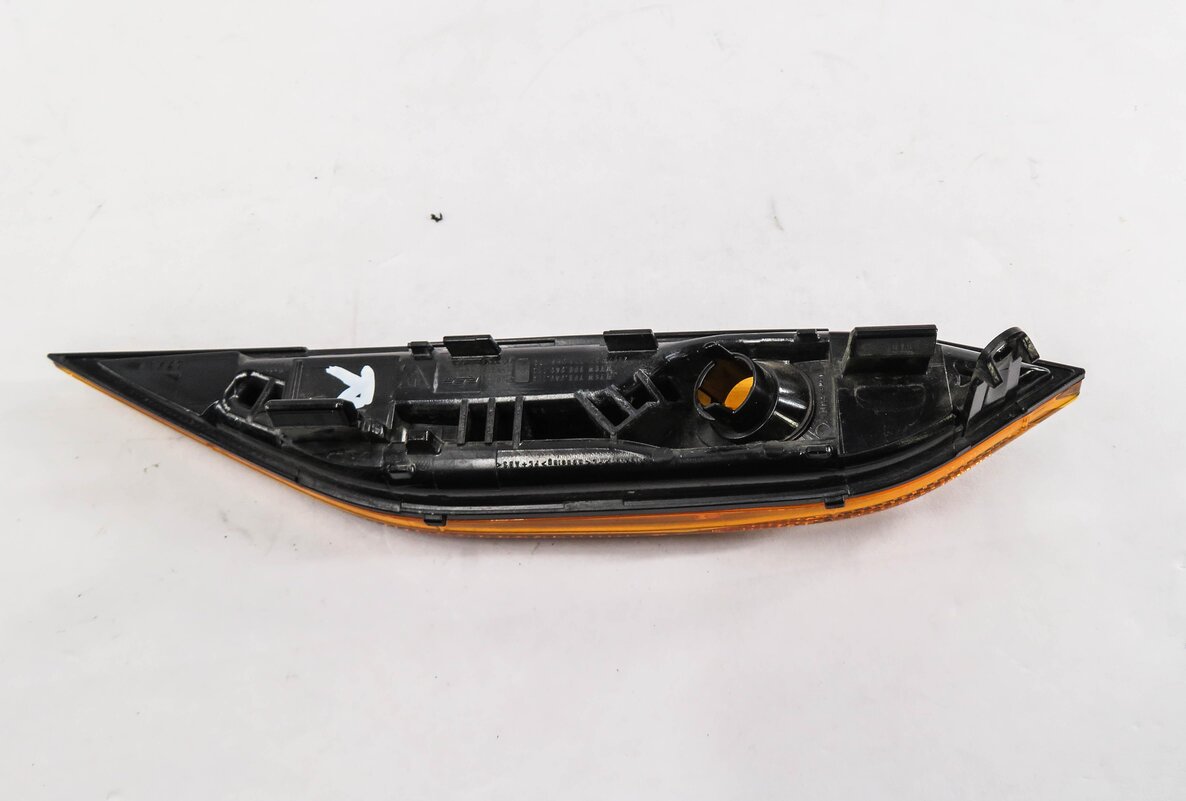 Thumbnail 3: 2014 PORSCHE CAYENNE (958) RIGHT FRONT PASSENGER TURN SIGNAL MARKER LIGHT LAMP