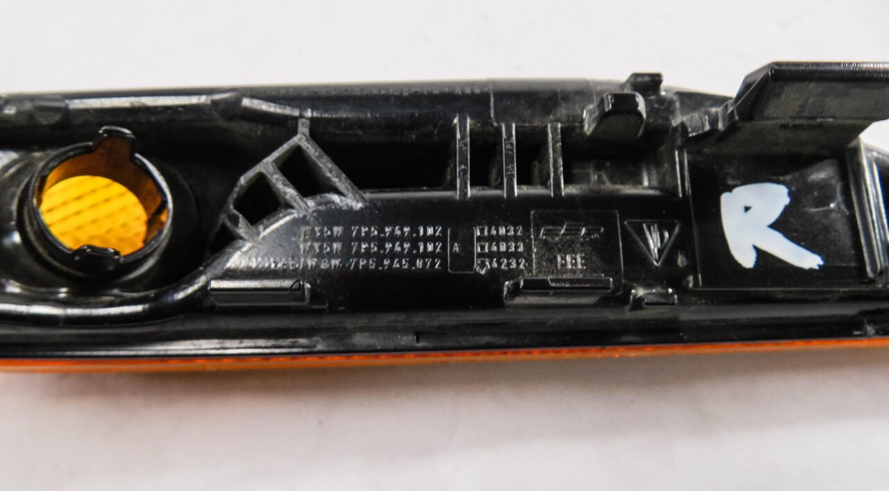 Thumbnail 4: 2014 PORSCHE CAYENNE (958) RIGHT FRONT PASSENGER TURN SIGNAL MARKER LIGHT LAMP