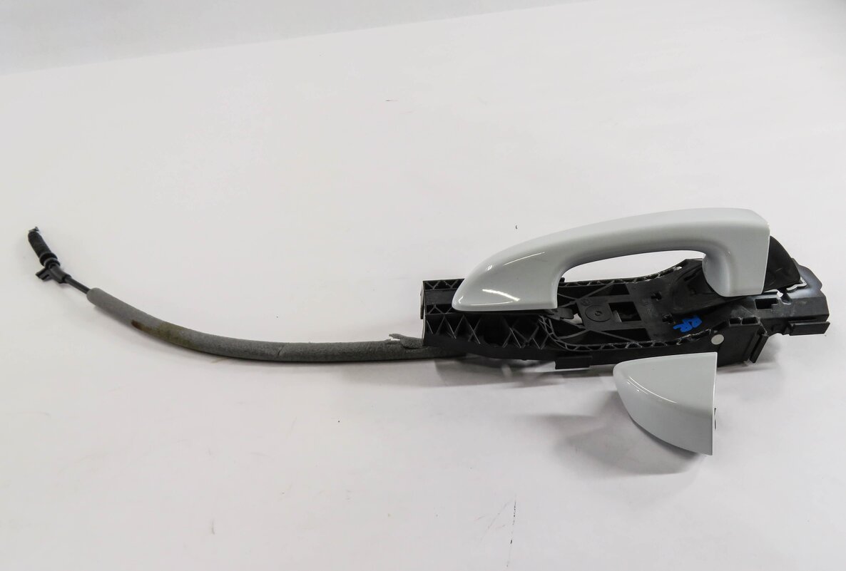 Thumbnail 2: 2011-2018 PORSCHE CAYENNE (958) RIGHT REAR EXTERIOR DOOR HANDLE (CARRARA WHITE)