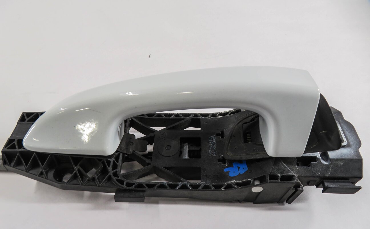 Thumbnail 3: 2011-2018 PORSCHE CAYENNE (958) RIGHT REAR EXTERIOR DOOR HANDLE (CARRARA WHITE)