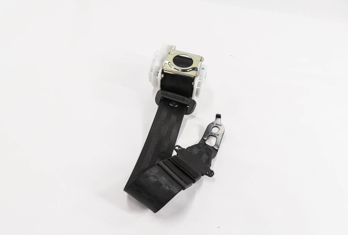 2014 PORSCHE CAYENNE (958) REAR SEAT - CENTER SEATBELT RETRACTOR (BLACK)