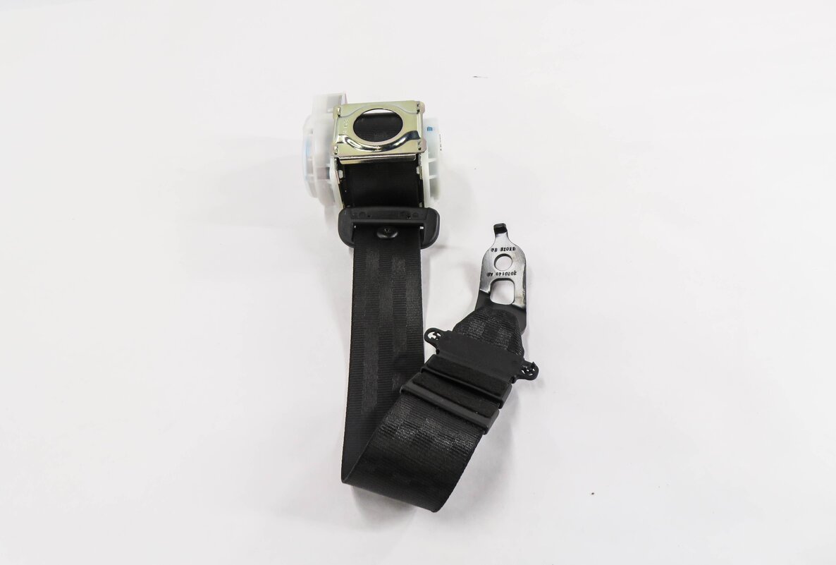 Thumbnail 2: 2014 PORSCHE CAYENNE (958) REAR SEAT - CENTER SEATBELT RETRACTOR (BLACK)