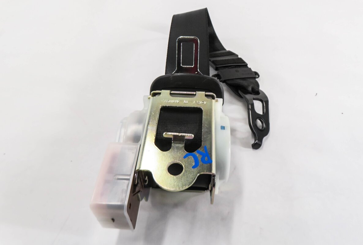 Thumbnail 3: 2014 PORSCHE CAYENNE (958) REAR SEAT - CENTER SEATBELT RETRACTOR (BLACK)