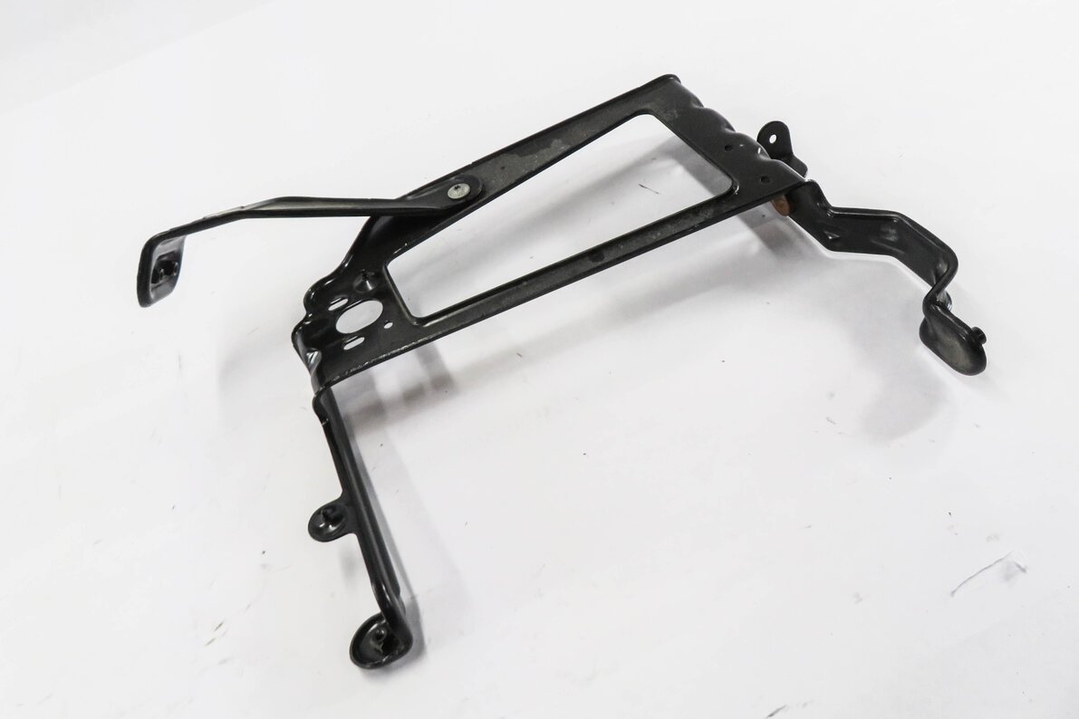 2017 AUDI Q7 (4M) RIGHT FRONT PASSENGER RADIATOR SUPPORT MOUNT BRACKET