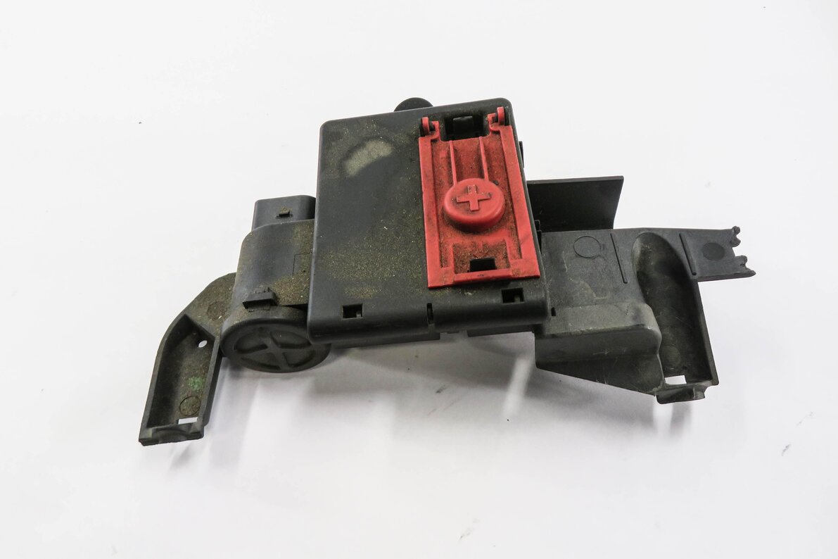 Thumbnail 2: 2017 AUDI Q7 (4M) POSITIVE BATTERY JUMP POST TERMINAL BOX