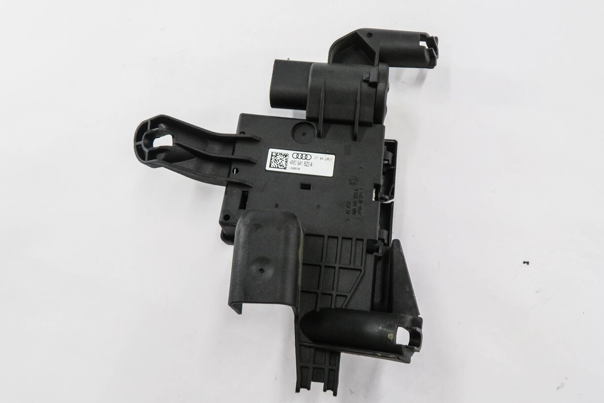 Thumbnail 3: 2017 AUDI Q7 (4M) POSITIVE BATTERY JUMP POST TERMINAL BOX