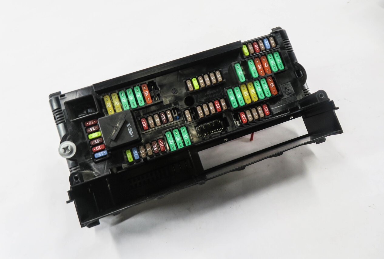2015 BMW 535D (F10) FRONT POWER DISTRIBUTON FUSE BOX