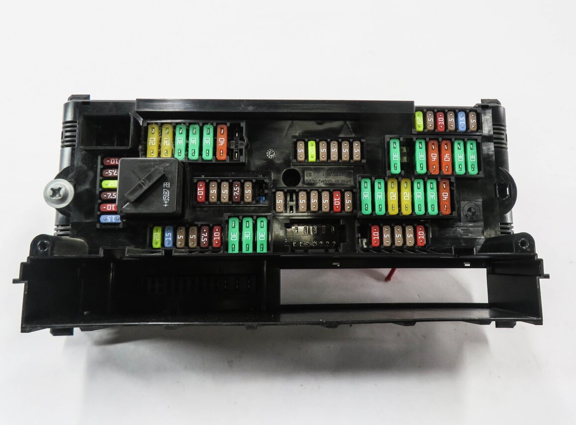 Thumbnail 2: 2015 BMW 535D (F10) FRONT POWER DISTRIBUTON FUSE BOX