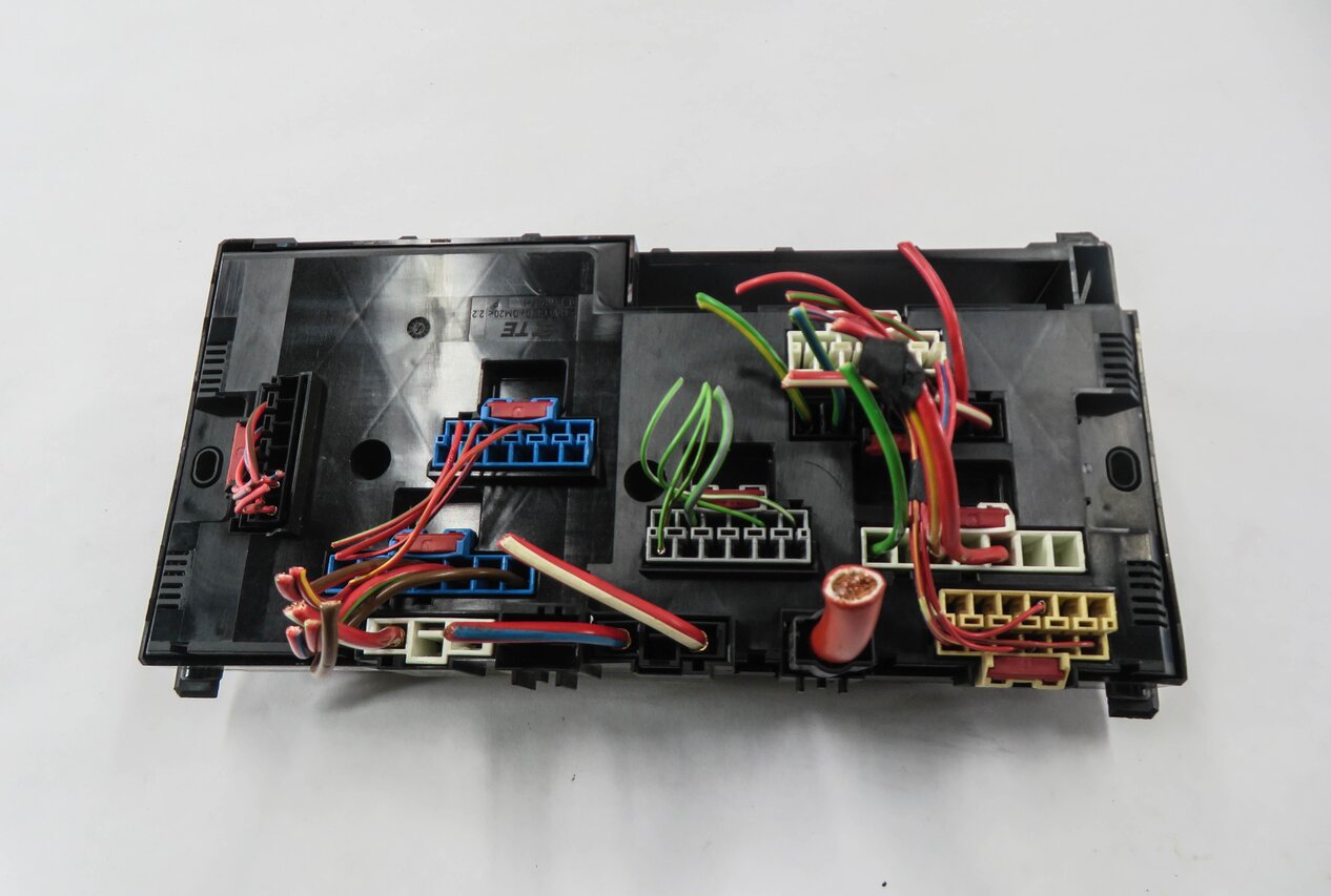 Thumbnail 3: 2015 BMW 535D (F10) FRONT POWER DISTRIBUTON FUSE BOX