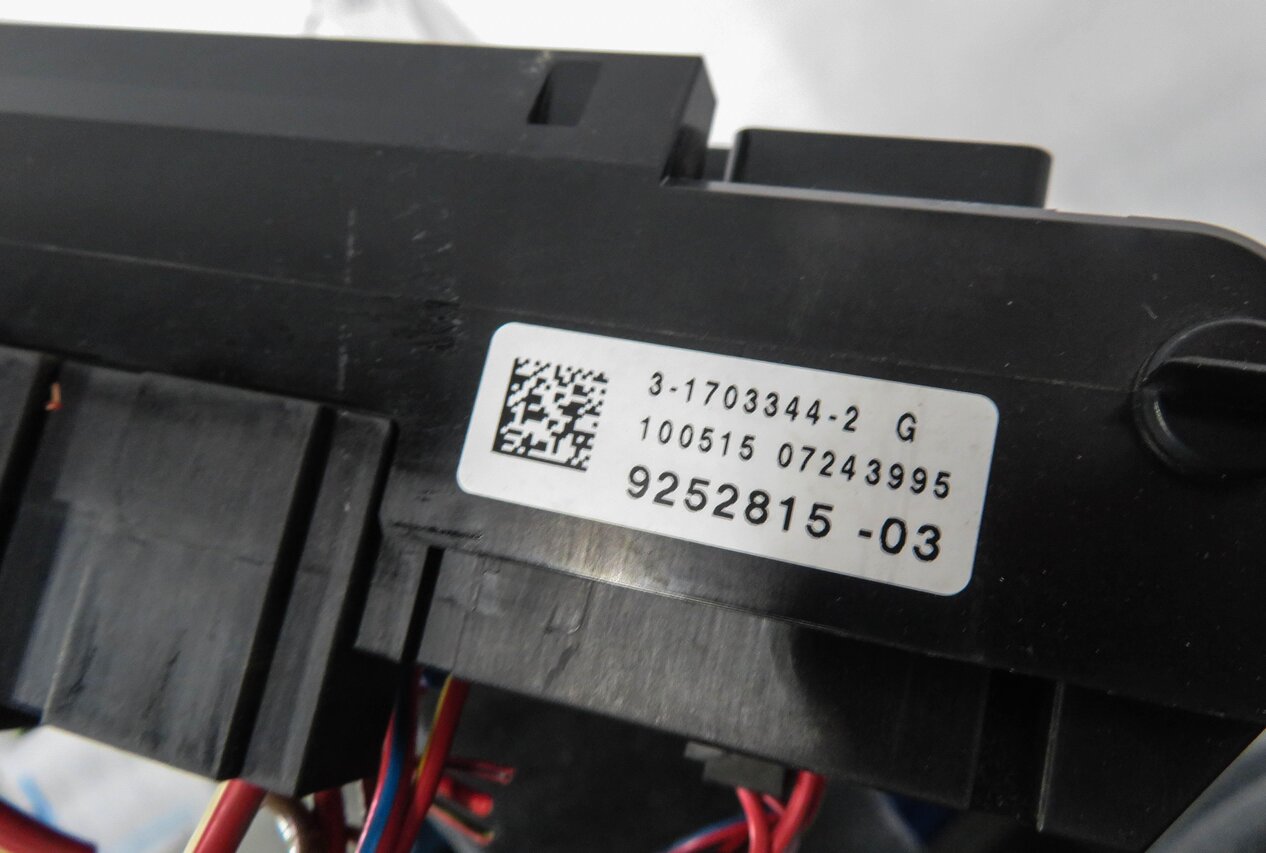 Thumbnail 4: 2015 BMW 535D (F10) FRONT POWER DISTRIBUTON FUSE BOX