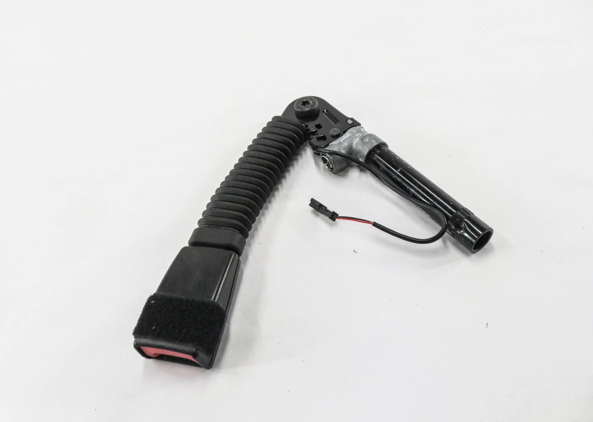 13-16 BMW 528i 535i 550i 740i 750i 760i (F01 F10) RIGHT FRONT SEATBELT RECEIVER