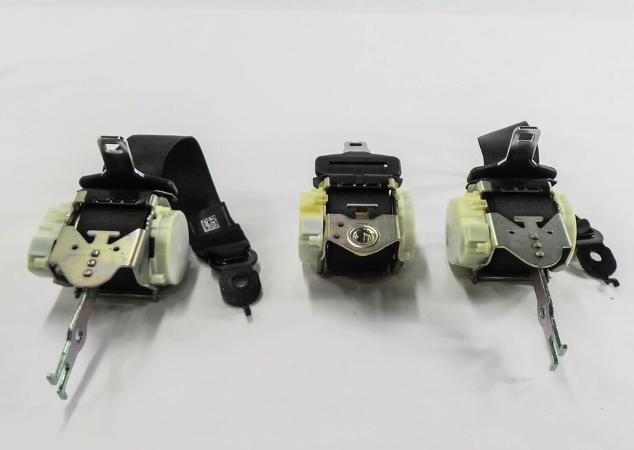 Thumbnail 8: 2015 BMW 535i (F10) REAR SEAT SEATBELT RETRACTOR SET-3 (BLACK)