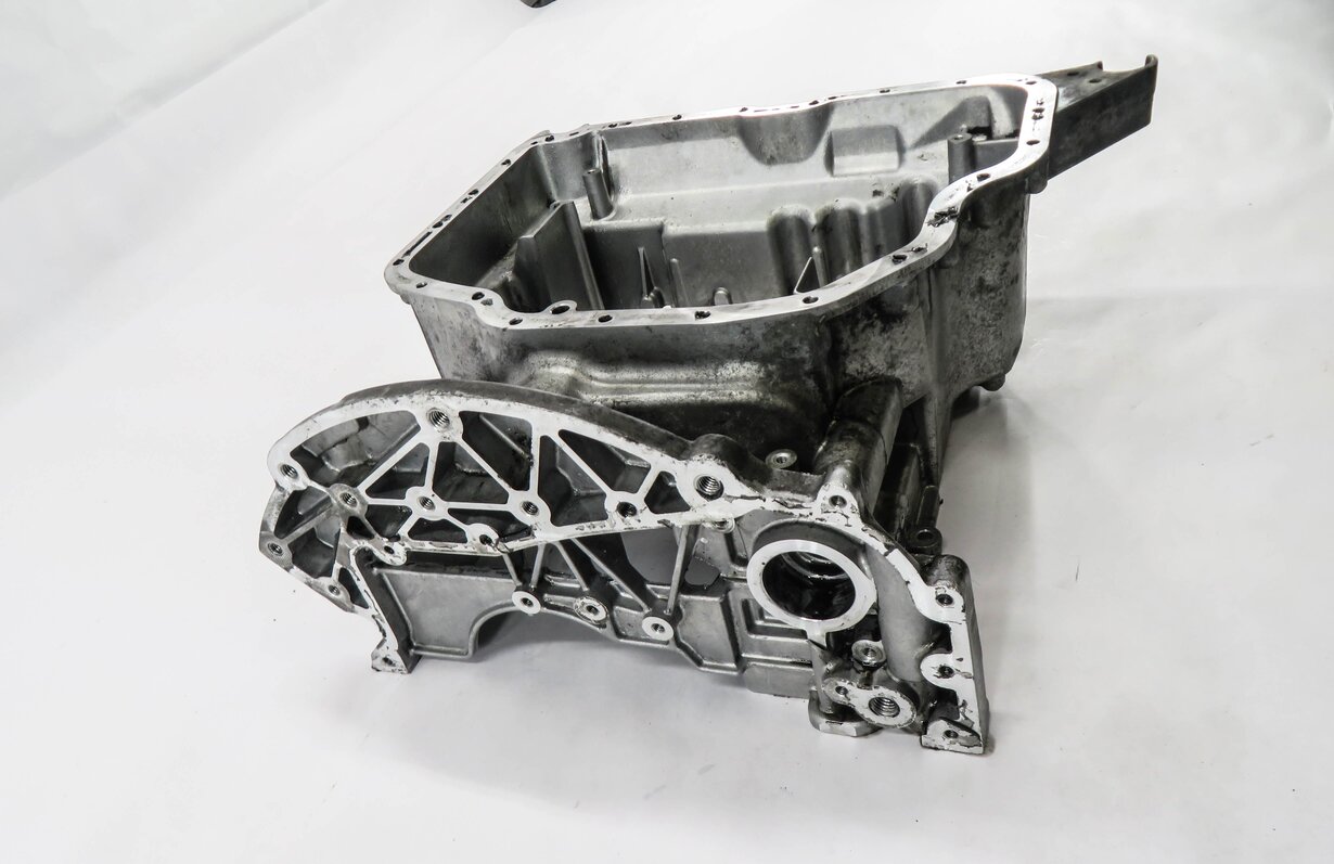 Thumbnail 3: 2012 AUDI Q7 (4L) 3.0L CATA DIESEL ENGINE- UPPER OIL FLUID PAN CRADLE