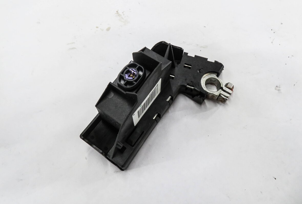 Thumbnail 6: 2014 AUDI A4 (B8 8K) POSITIVE BATTERY TERMINAL OVERLOAD PROTECTION FUSE