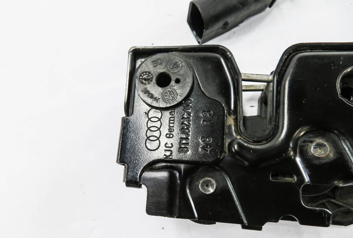 Thumbnail 5: 2014 AUDI A4 (B8 8K) FRONT LOWER HOOD LOCK LATCH