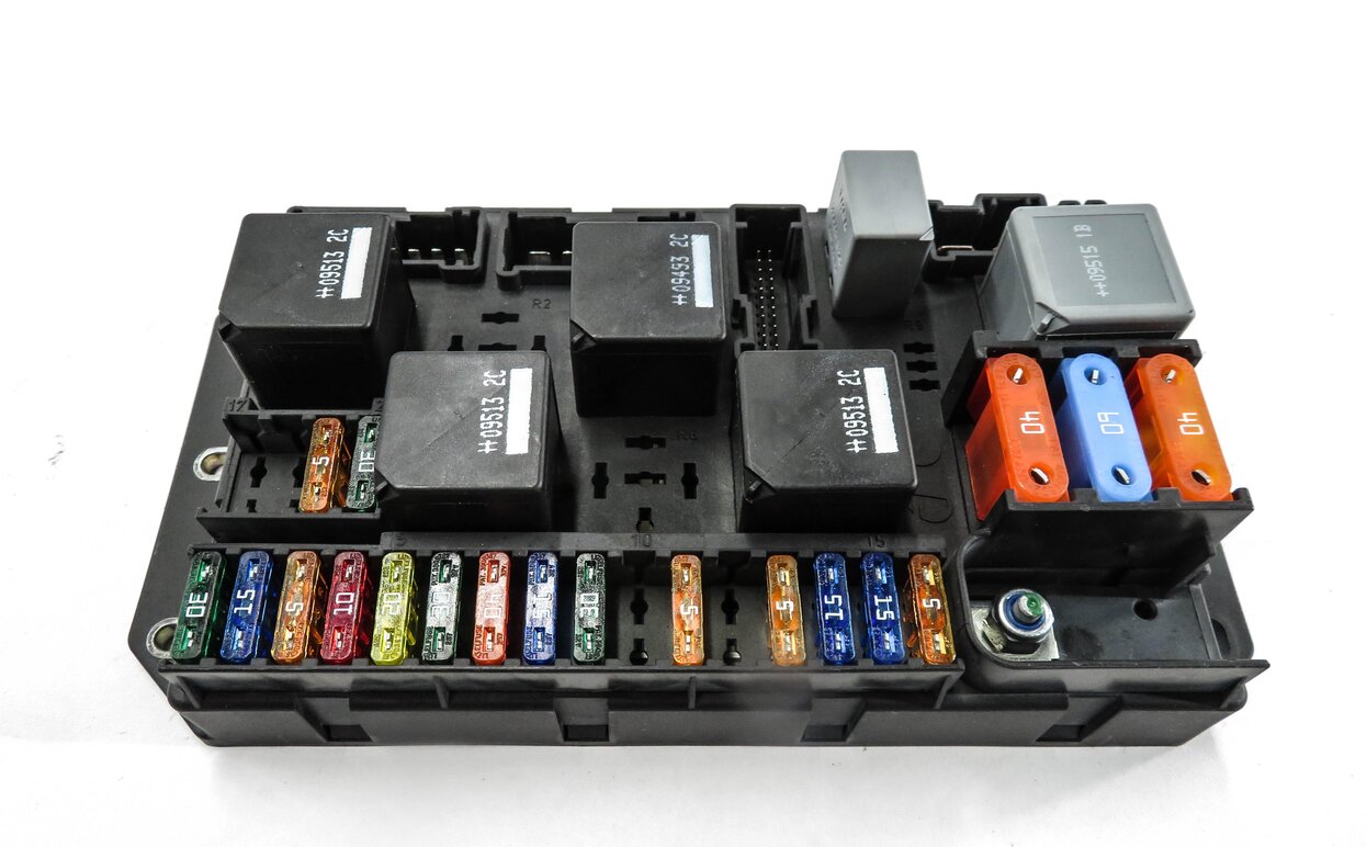 Thumbnail 2: 2010 RANGE ROVER (L322) REAR TRUNK FUSE BOX