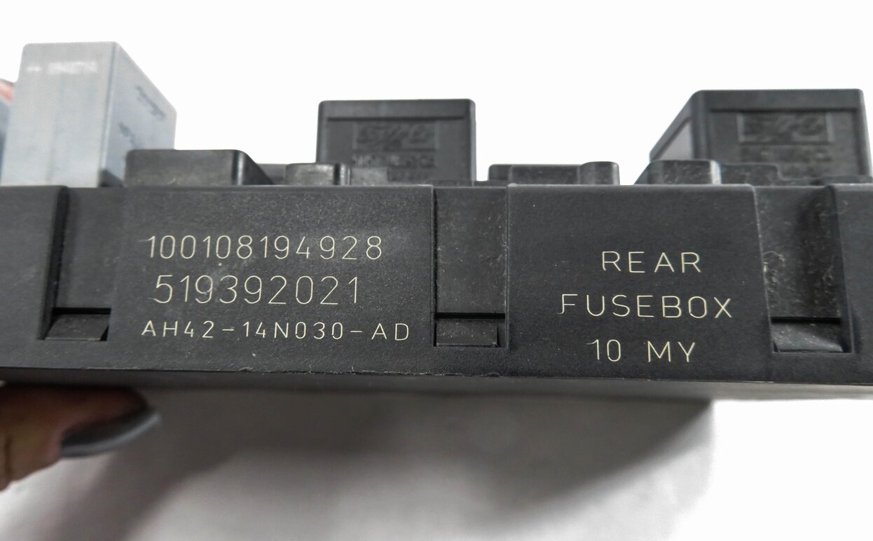 Thumbnail 4: 2010 RANGE ROVER (L322) REAR TRUNK FUSE BOX