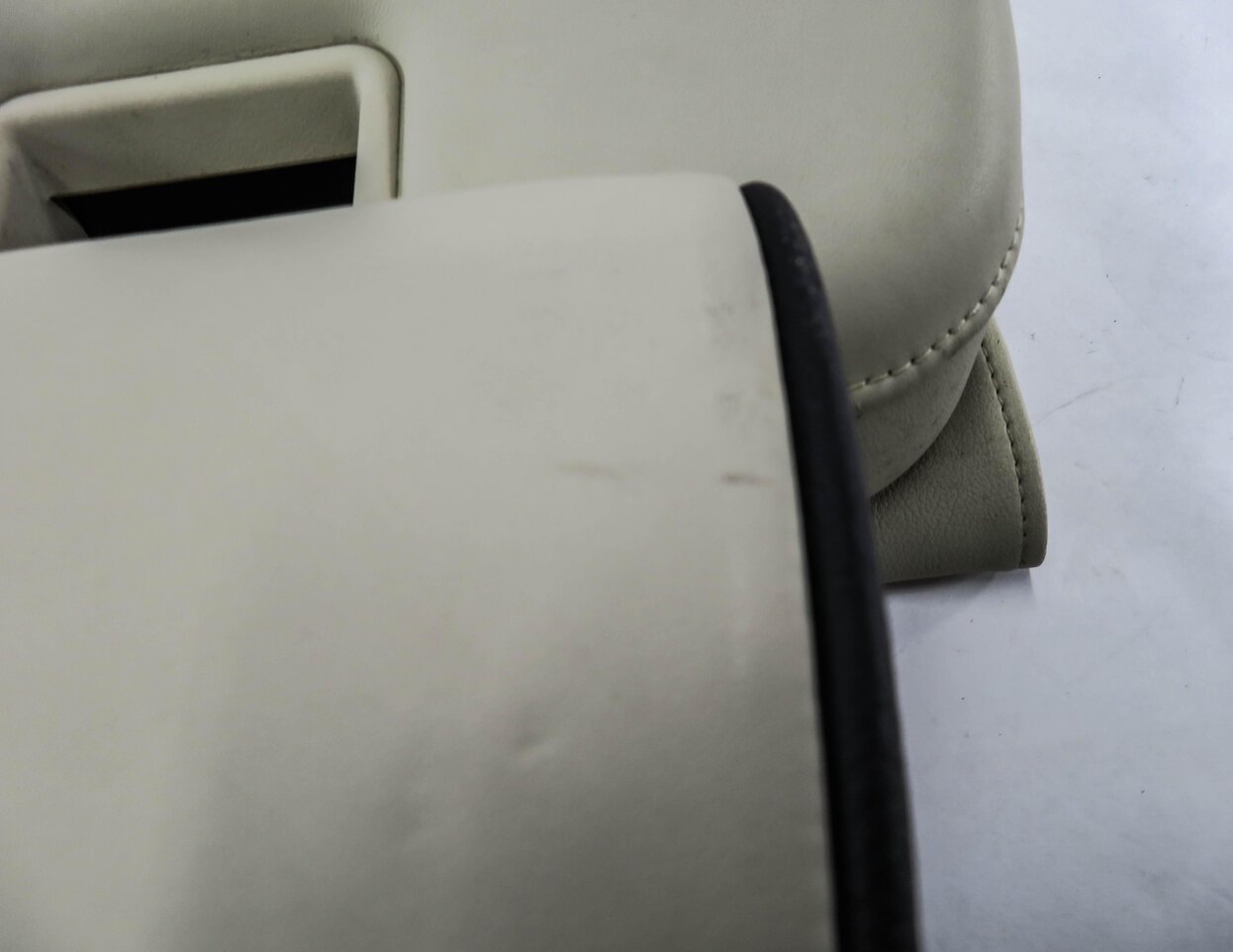 Thumbnail 5: 2010 RANGE ROVER (L322) REAR SEAT ARMREST CUP HOLDER CENTER HEADREST (IVORY)