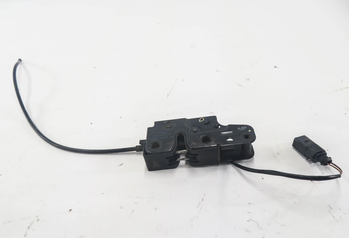 Thumbnail 2: 2007 AUDI Q7 (4L) FRONT LOWER HOOD LOCK LATCH ACTUATOR STRIKER PLATE