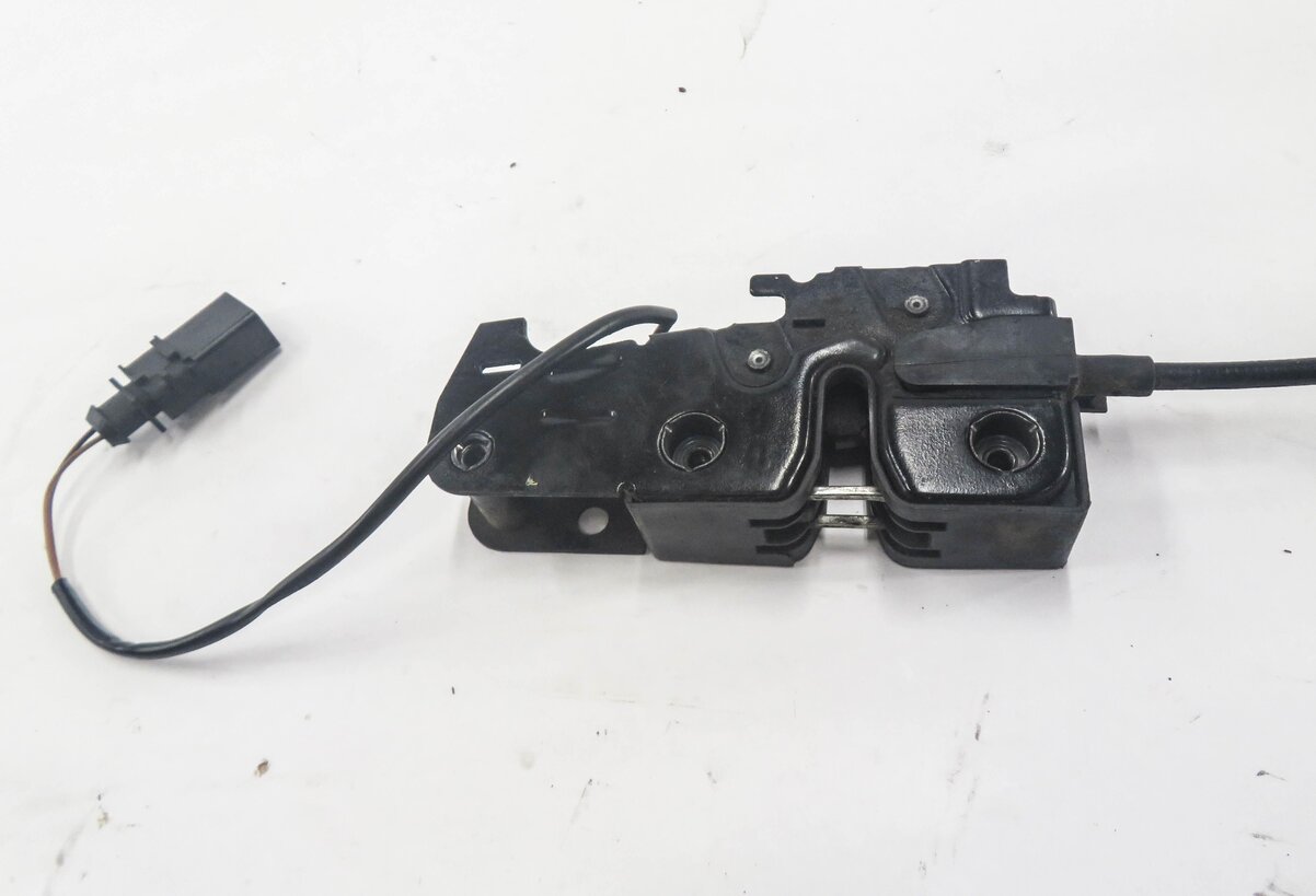 Thumbnail 3: 2007 AUDI Q7 (4L) FRONT LOWER HOOD LOCK LATCH ACTUATOR STRIKER PLATE