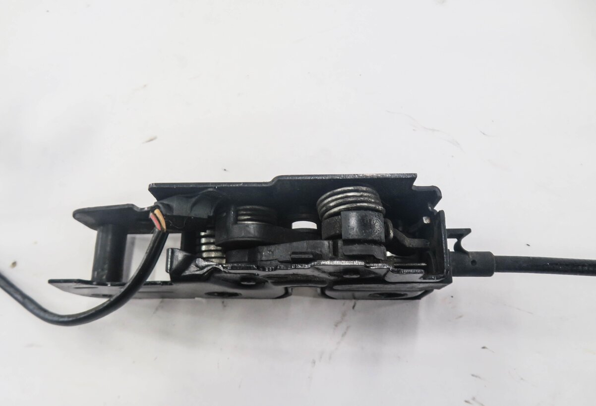 Thumbnail 4: 2007 AUDI Q7 (4L) FRONT LOWER HOOD LOCK LATCH ACTUATOR STRIKER PLATE