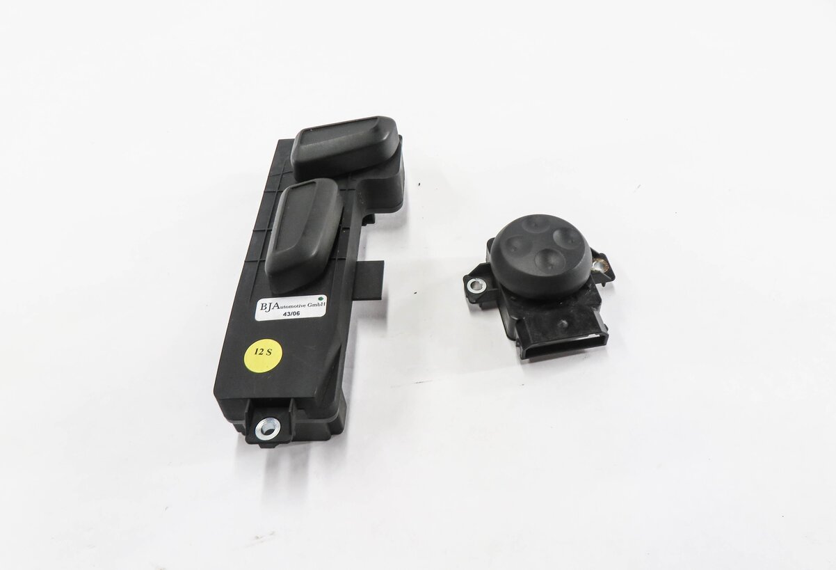 Thumbnail 2: 2007 AUDI Q7 (4L) RIGHT FRONT PASSENGER SEAT ADJUSTMENT SWITCH BUTTON