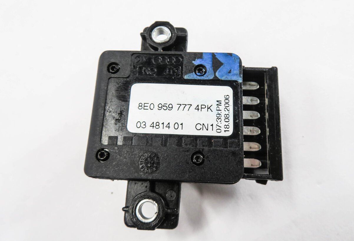 Thumbnail 4: 2007 AUDI Q7 (4L) RIGHT FRONT PASSENGER SEAT ADJUSTMENT SWITCH BUTTON
