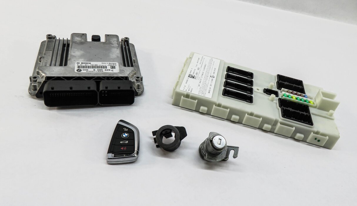 Thumbnail 2: 2015 BMW X5 (F15) 3.0L N57T DIESEL ENGINE DDE DME BCM IMMOBILIZER MODULE KEY SET