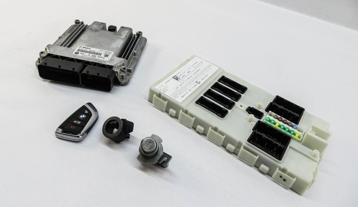 Thumbnail 3: 2015 BMW X5 (F15) 3.0L N57T DIESEL ENGINE DDE DME BCM IMMOBILIZER MODULE KEY SET