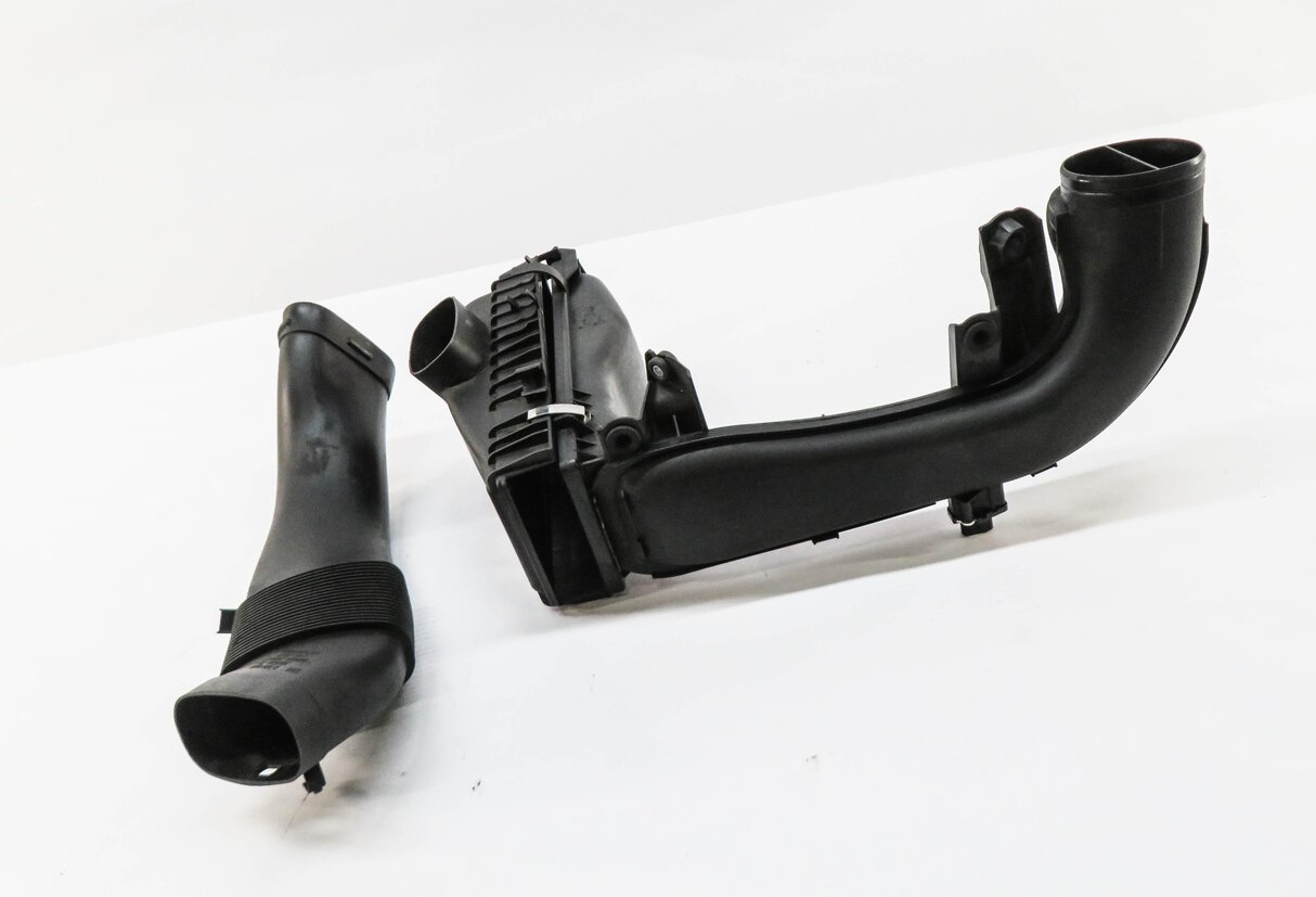 2014-2018 BMW 535i 740i X5 (F01 F10 F15) 3.0L DIESEL - AIR FILTER BOX ASSEMBLY