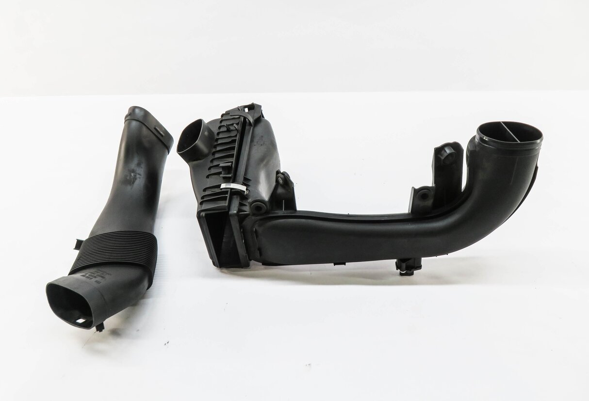 Thumbnail 2: 2014-2018 BMW 535i 740i X5 (F01 F10 F15) 3.0L DIESEL - AIR FILTER BOX ASSEMBLY