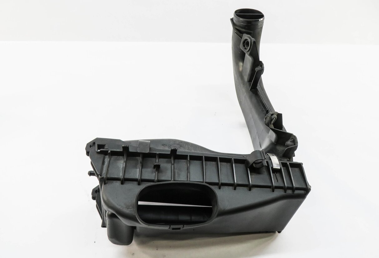 Thumbnail 3: 2014-2018 BMW 535i 740i X5 (F01 F10 F15) 3.0L DIESEL - AIR FILTER BOX ASSEMBLY